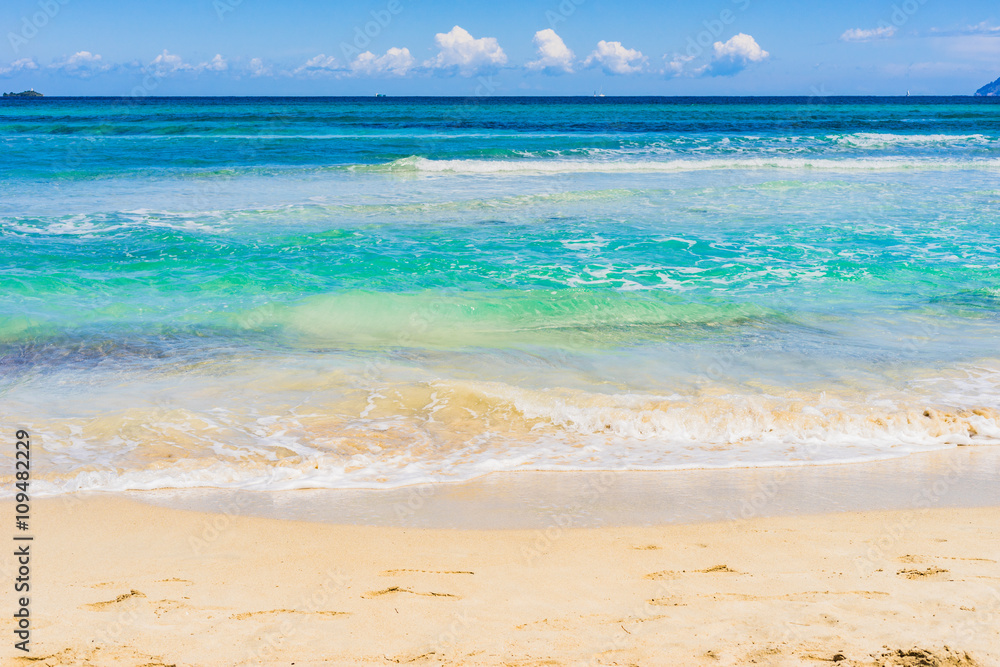 Fototapeta premium Strand Meer Wellen Ufer Sand Wasser Türkis Blau
