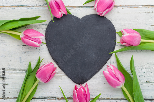 Fototapeta Naklejka Na Ścianę i Meble -   Tulpen mit herzförmiger Schiefertafel auf weißem Hintergrund