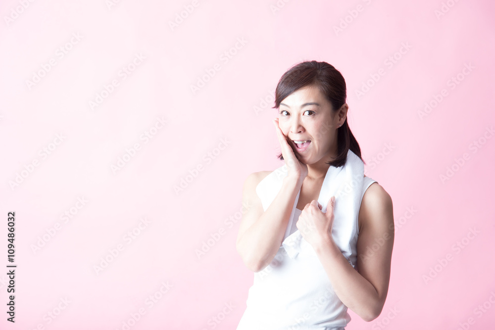 スポーティー・ミドル女性(ピンクバック)