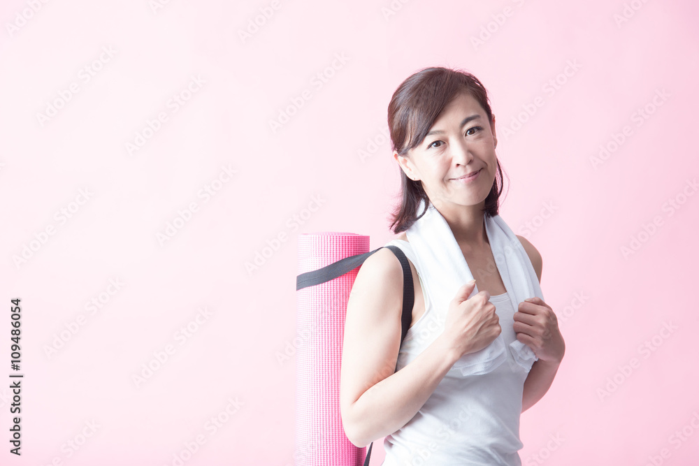 スポーティー・ミドル女性(ピンクバック)
