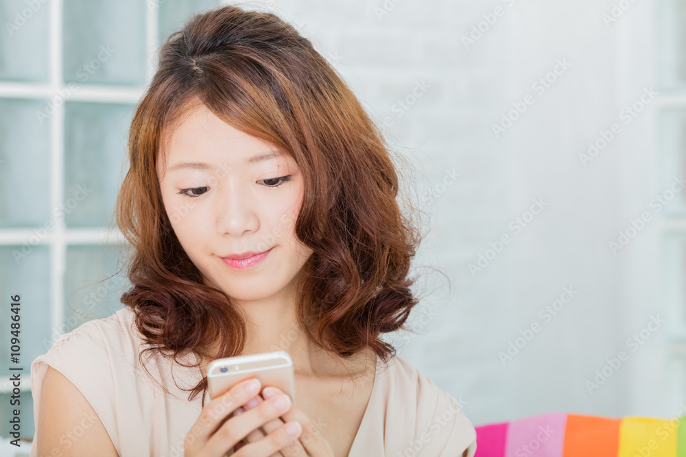 スマホを見る女性 スマホを見る女性