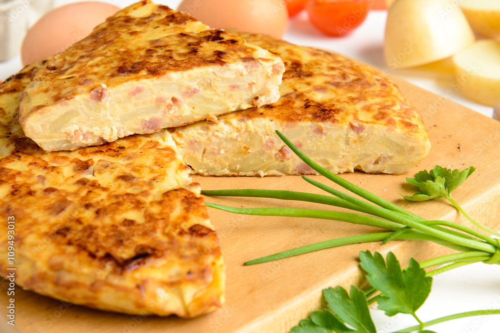 Frittata con patate, pancetta e aromi, close-up Frittata con patate, pancetta e aromi, close-up
