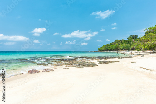 Fototapeta Naklejka Na Ścianę i Meble -  Beautiful beach and tropical sea at koh kood island,Thailand