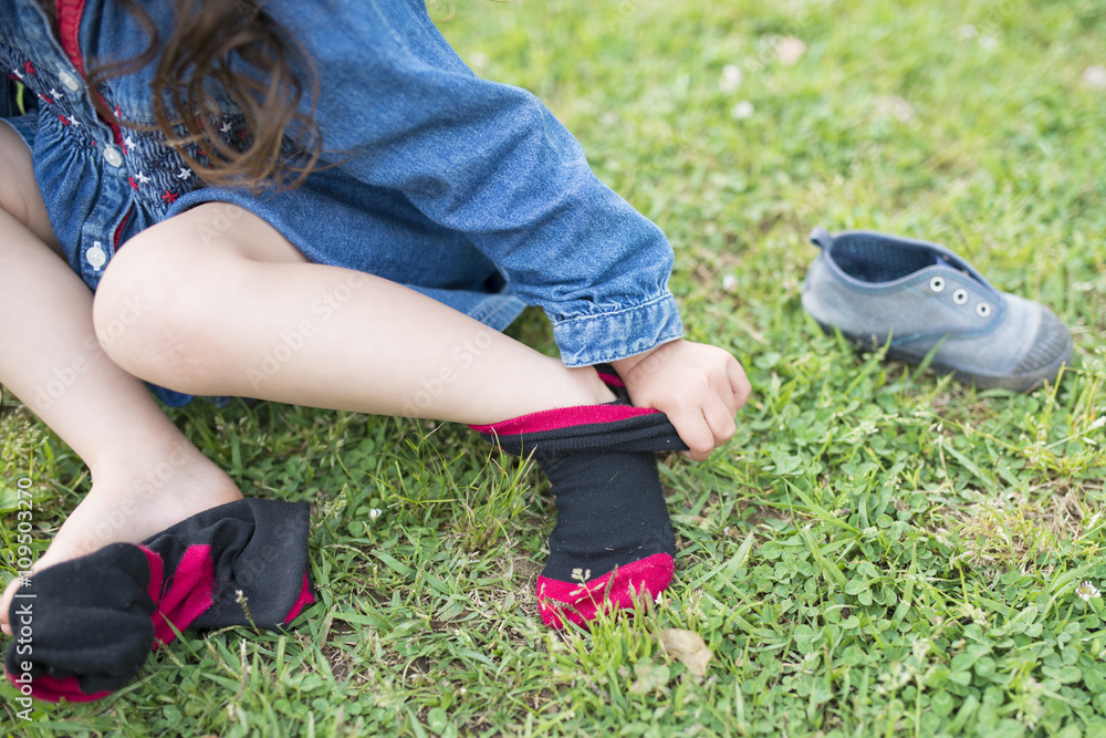 靴下を脱ぐ女の子 Stock 写真 Adobe Stock