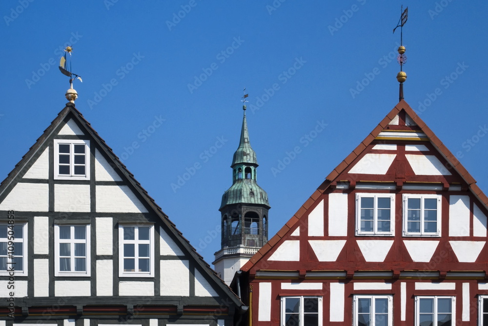 Celle - Fachwerkhäuser und Turm der Stadtkirche St. Marien