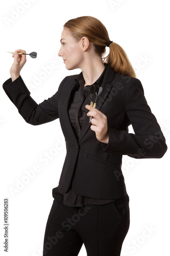 Obraz na płótnie Confident businesswoman throwing dart w salonie