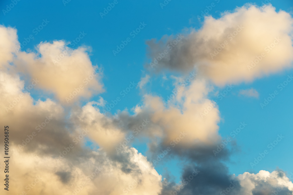 Obraz premium White clouds on evening blue sky