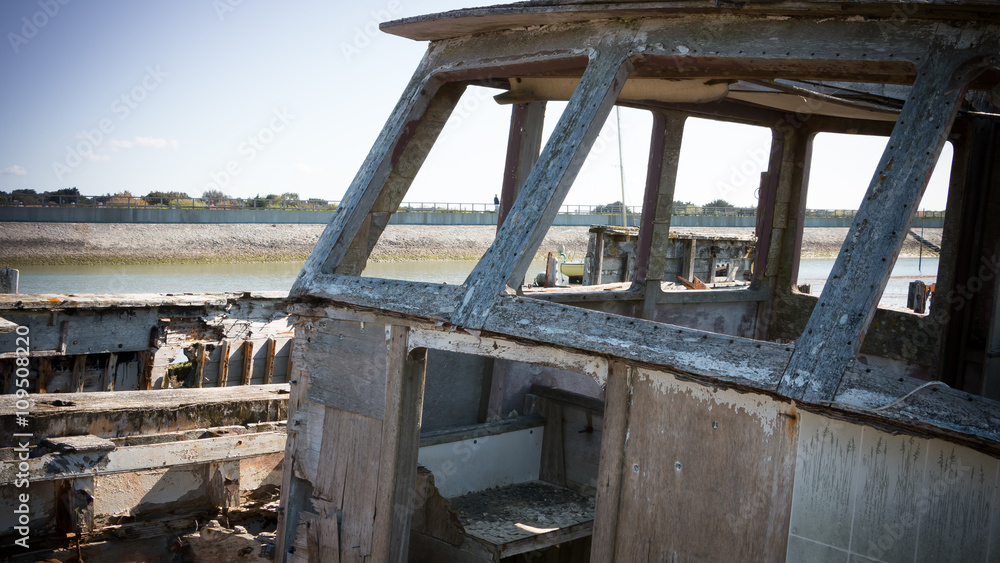 Obraz premium Rustic boats on a ship graveyards