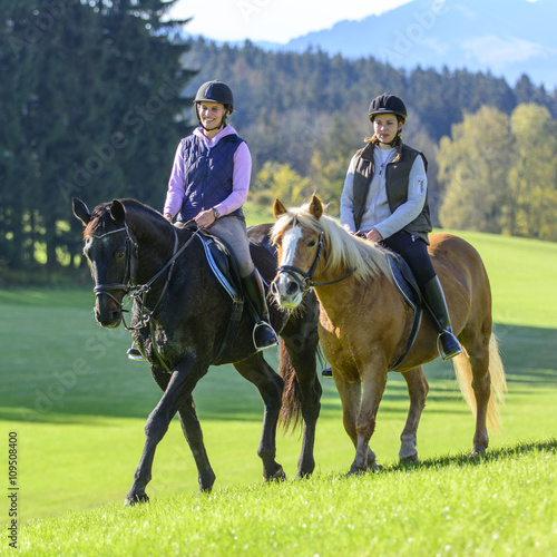 Zwei Reiterinnen auf ihren Pferden