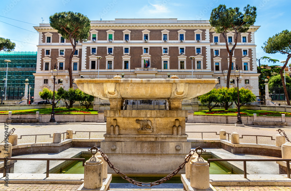 Naklejka premium Fountain in front of the Palazzo del Viminale - Rome