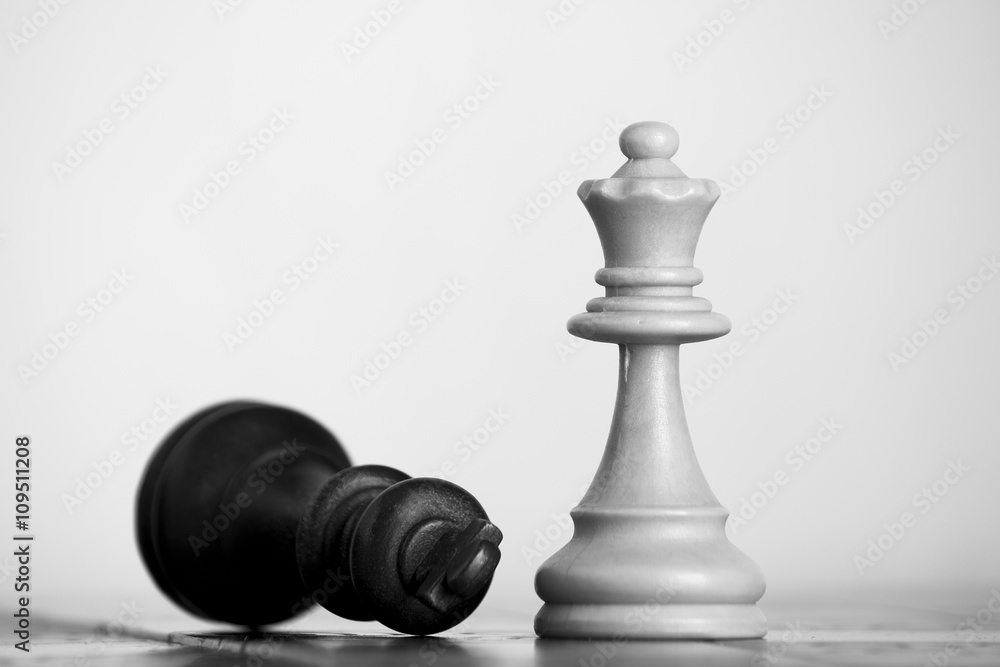 Scacchi fotografati su una scacchiera Scacchi fotografati su una scacchiera