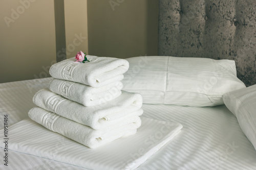 white bed sheets with brown bed in hotel room