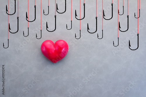 Fotografia red heart with drawing of hooks