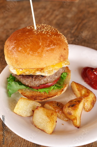 ハンバーガーとポテト