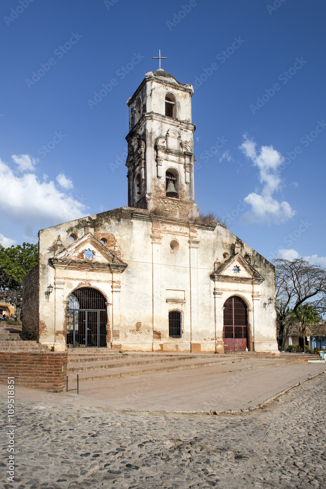 Kuba, Trinidad: Fassade einer alten Kirche Ruine im Zentrum der berühmten kubanischen Kleinstadt - Touristenattraktion