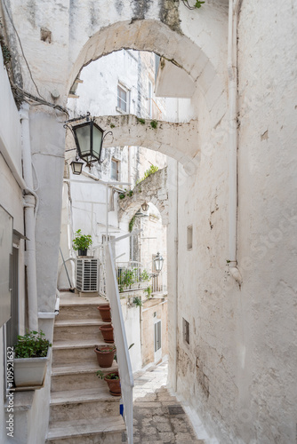 Narrow streets of Ostuni, Italy © lenisecalleja