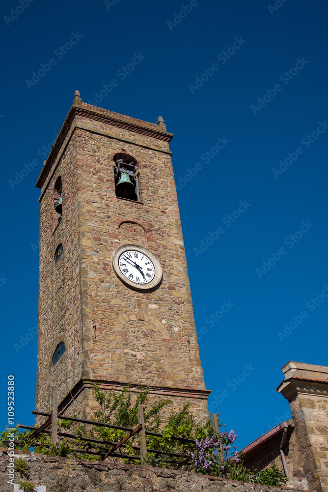 campanile della chiesa con orologio