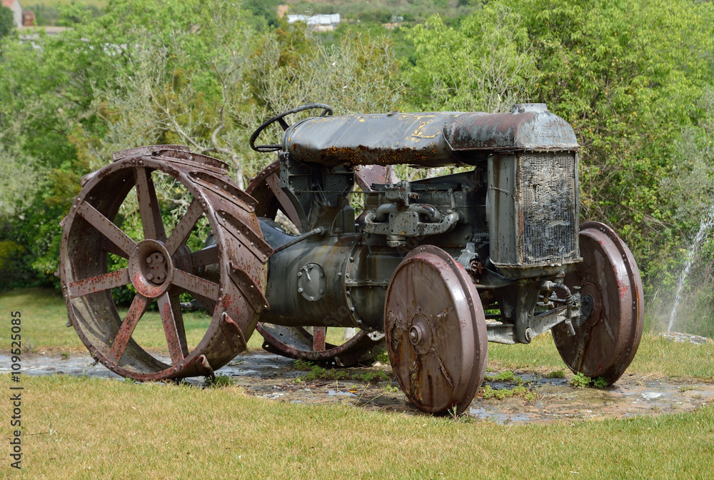 Old-time tractor of the Milmanda estate