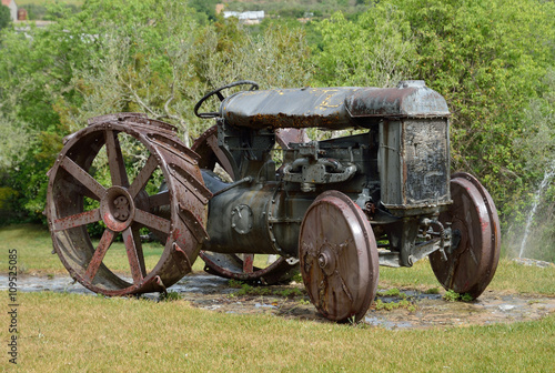 Old-time tractor of the Milmanda estate