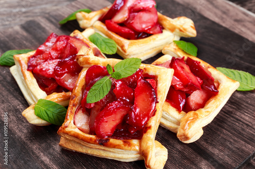 Bilde på lerret Puff pastry pies with plums, apples, mint and honey.