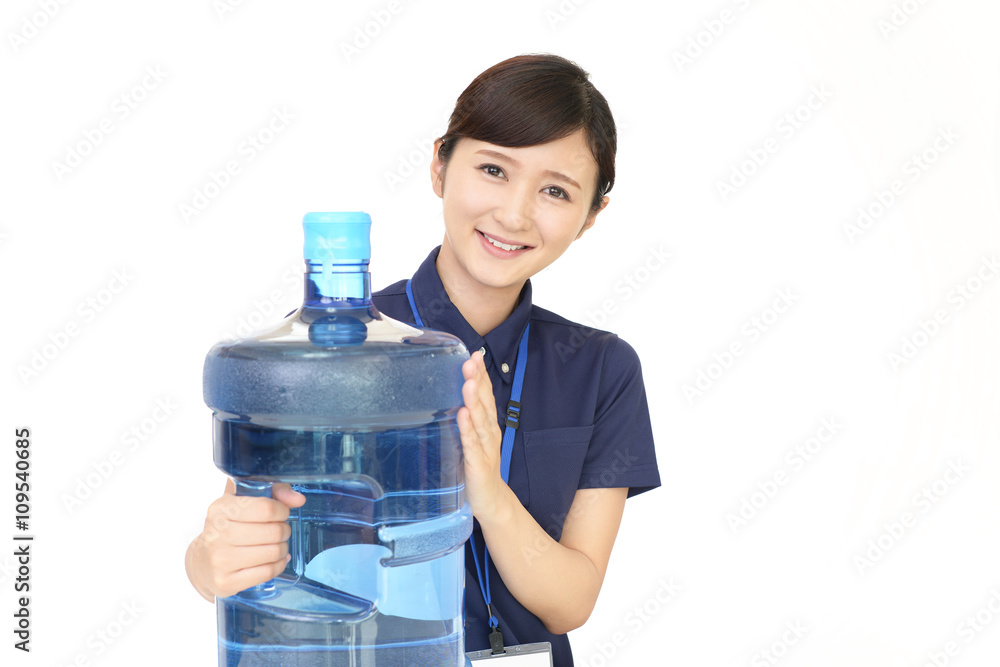 ボトルを運ぶ笑顔の女性労働者