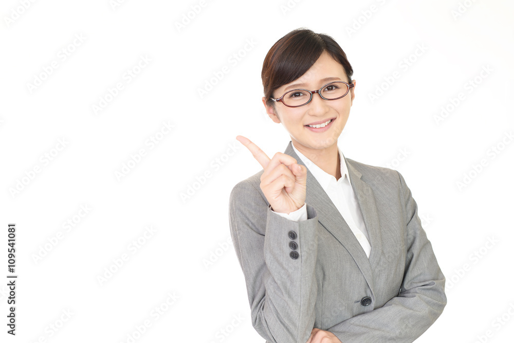 指示する笑顔のビジネスウーマン