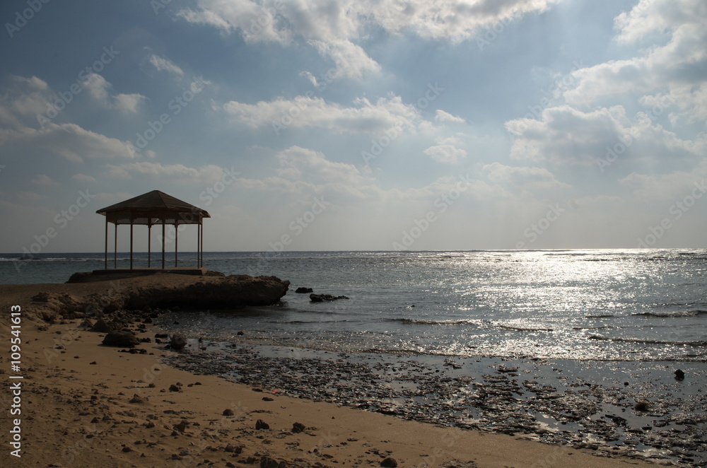 spiaggia con gazebo / beach with gazebo