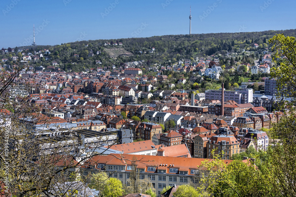 Stuttgart: Blick über Tal und Dächer der Hauptstadt von Baden-Württemberg mit Fernsehturm am Horizont