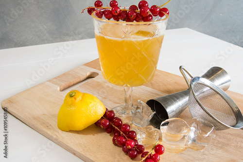 Vászonkép Di saronno sour e ribes