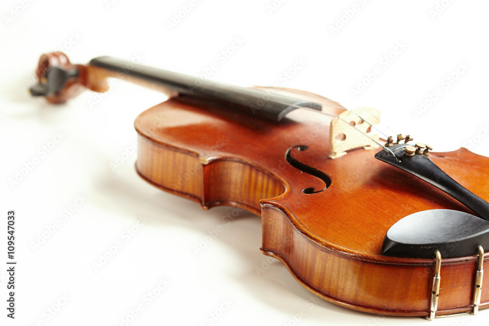 Fototapeta premium aged handmade violin on white background