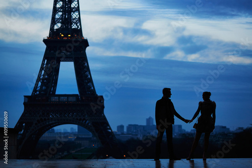 Silhouettes of young romantic couple near the Eiffel tower © Ekaterina Pokrovsky