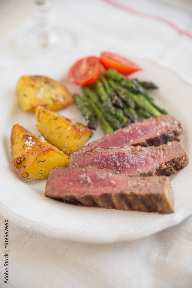 Steak mit Kartoffeln und Spargel