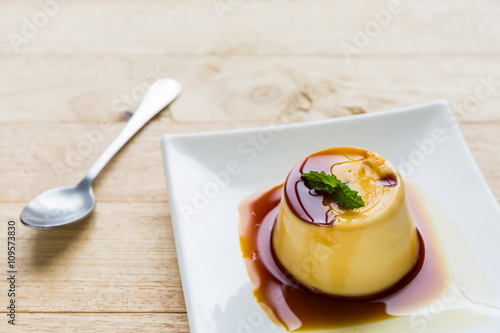 Schilderij op canvas Pudding Caramel Custard in white plate.