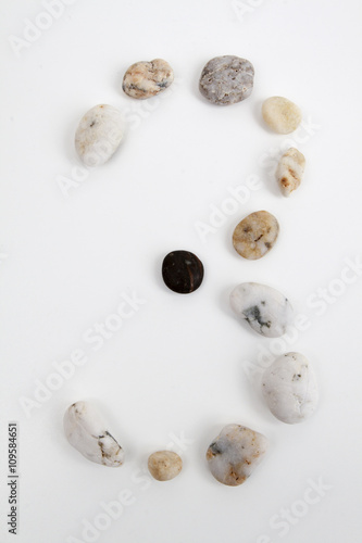 Wallpaper Mural Il numero tre realizzato con dei sassi. Torontodigital.ca