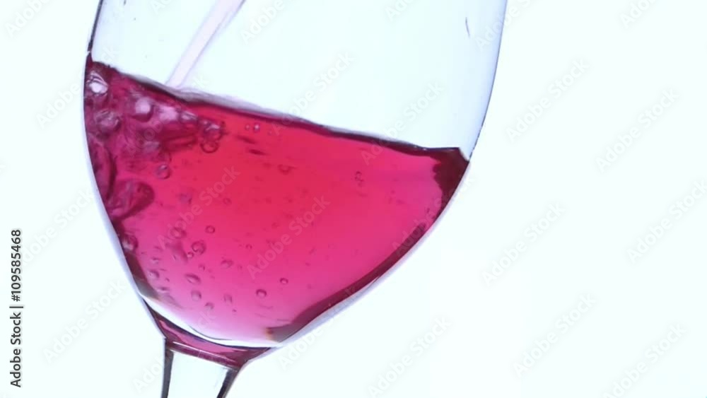 Wein in ein Glas einfüllen