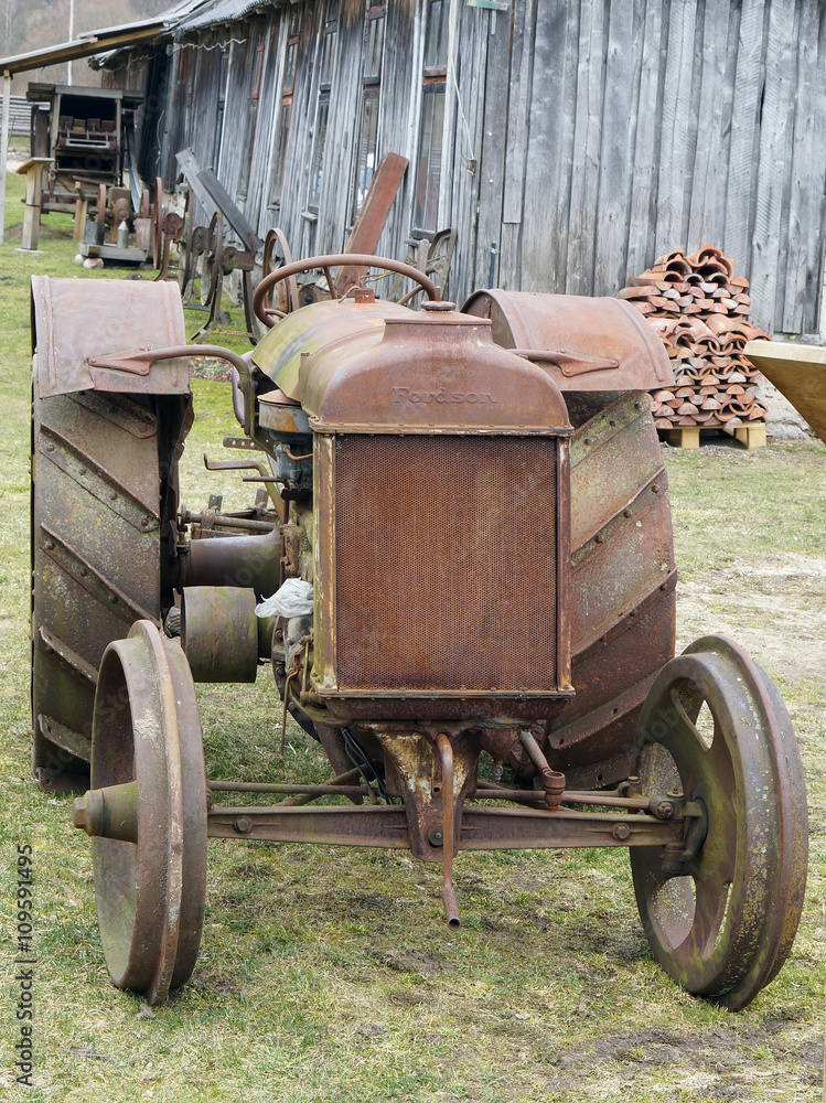Obraz premium rusty retro American tractor