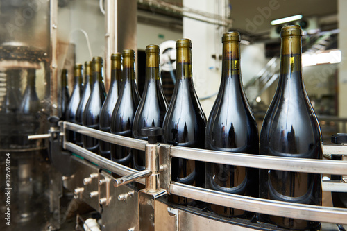 Fotografija Bottling and sealing conveyor line at winery