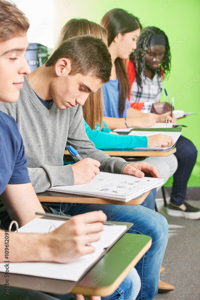 Schüler schreiben ein Examen Schüler schreiben ein Examen