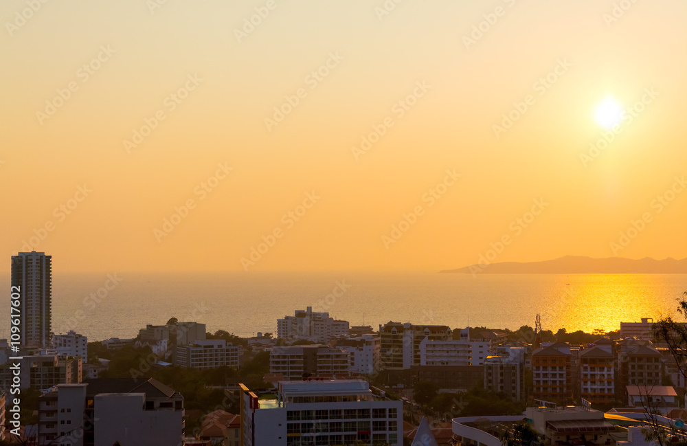 Fototapeta premium Colorful sunset at Pattaya bay, Thailand from above