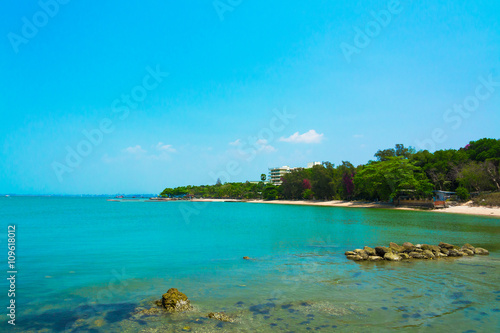 Fototapeta Naklejka Na Ścianę i Meble -  Beautiful beach with blue sea in the north of Pattaya, Thailand