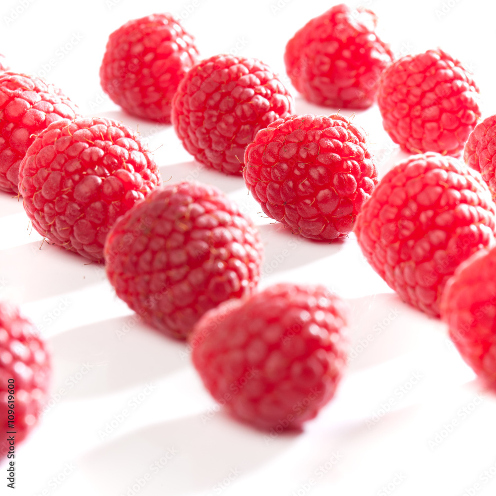 Himbeeren, rote Beeren Früchte, Freisteller auf weissem Hinterg Himbeeren, rote Beeren Früchte, Freisteller auf weissem Hinterg