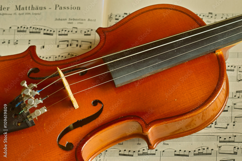 Fototapeta premium Geige auf Notenblatt