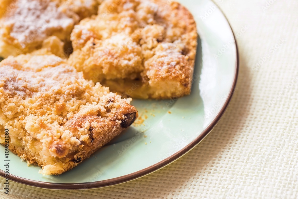 Crumble pie with rhubarb