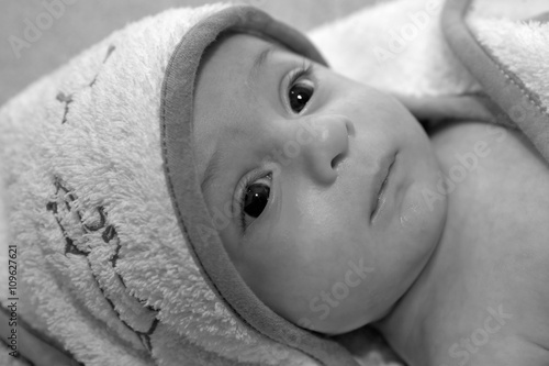 Fototapeta Portrait d’un bébé dans son peignoir à la sortie du bain
