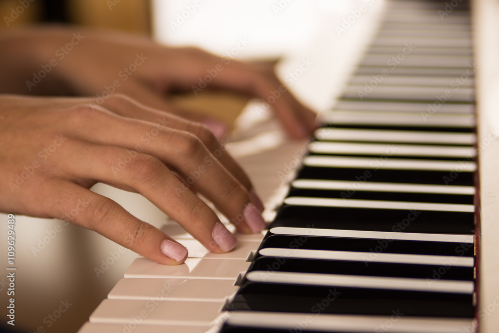 Fototapeta premium hands playing the piano