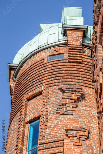 Kunstvoll gestalteter Turm aus roten Backsteinen in der Böttchergasse in Bremen photo