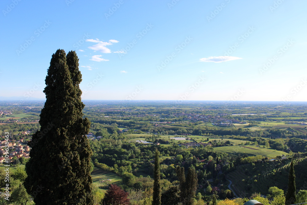 The magic of Montevecchia, for a breathtaking view of Milan