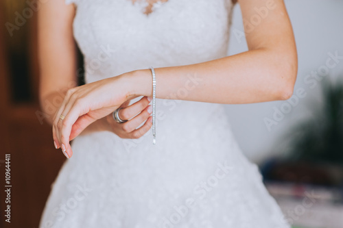 Stampa su tela jeweler bracelet on the bride's hand