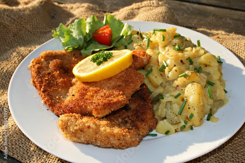 organisch lifestyle wiener schnitzel kartoffelsalat selbstgemacht beilage bio neu modern 