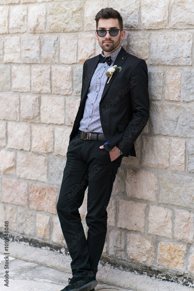 Obraz premium Sexy man in tuxedo posing
